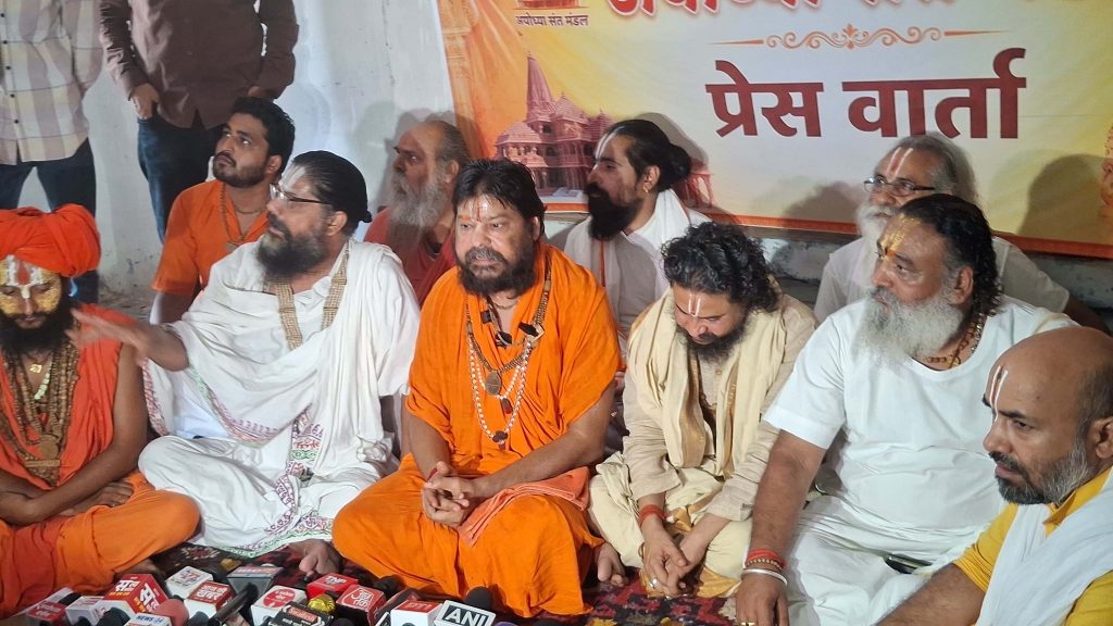 चंपत राय के समर्थन में उतरा संत मंडल; कहा- एसआईटी की अंतिम जांच रिपोर्ट आने तक चंपत राय को दोषी मानना उचित नहीं।