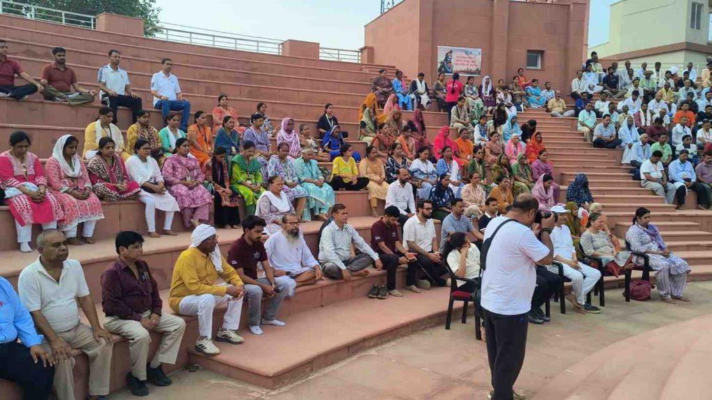 वृंदावन में हार्टफुलनेस ध्यान शिविर का आयोजन, अधिकारियों ने किया ध्यान एवं आध्यात्मिक परिचर्चा में सहभाग।