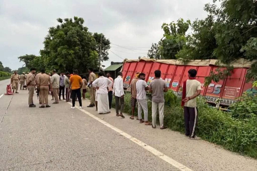 कुर्थिया सड़क हादसा: डीएम और एसपी ने घटनास्थल का किया निरीक्षण, निष्पक्ष जांच के दिए निर्देश।