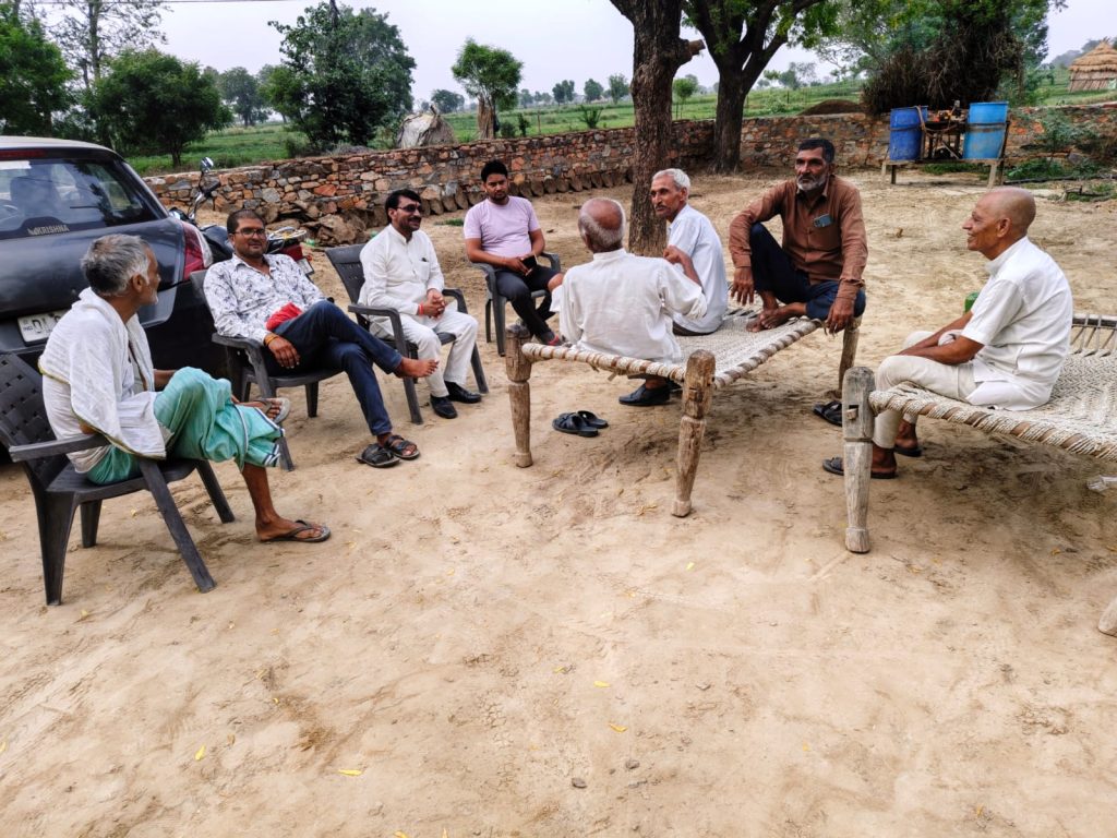 गोवर्धन क्षेत्र के गांवों में सपा नेता गोल्डी भैया का चला जनसंपर्क अभियान, ग्रामीणों से मांगा समर्थन।