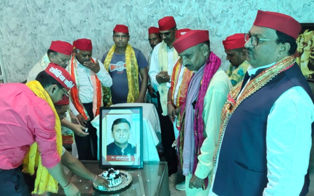 सादगी के साथ मनाया गया अखिलेश यादव का 53वां जन्मदिन, 2027 में पीडीए सरकार बनाने का लिया संकल्प।