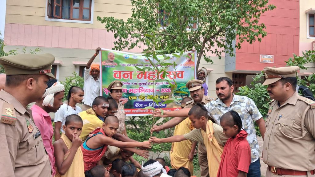 नैमिषारण्य में वन महोत्सव के तहत बटुकों ने किया पौधरोपण, पर्यावरण संरक्षण का दिया संदेश।