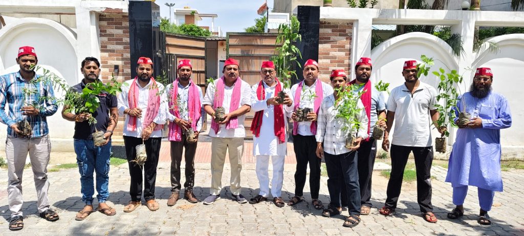 अखिलेश यादव के जन्मदिन सप्ताह पर सपा ने किया वृक्षारोपण, 7 जुलाई तक चलेगा पर्यावरण अभियान।