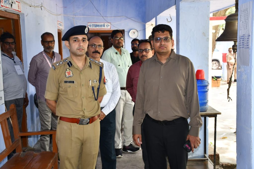 शिक्षक पात्रता परीक्षा को लेकर जिलाधिकारी व पुलिस अधीक्षक ने परीक्षा केंद्र का किया निरीक्षण।