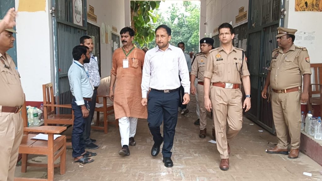 शिक्षक भर्ती परीक्षा में सुरक्षा और पार्दर्शिता पर प्रशासन की पैनी नजर, डीएम-एसपी ने किया केंद्रों का निरीक्षण।
