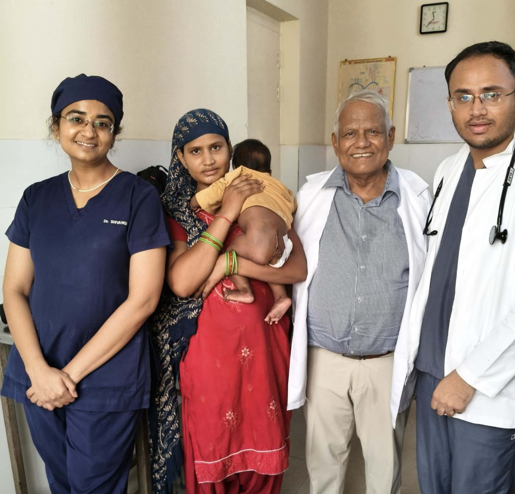 आठ माह की बच्ची के कूल्हे की गांठ का के.डी. हॉस्पिटल में सफल ऑपरेशन।