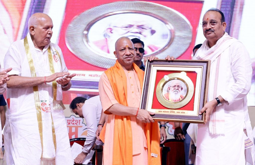 उत्तर प्रदेश आम महोत्सव-2026 का शुभारंभ, सीएम योगी ने प्रगतिशील बागवानों को किया सम्मानित।