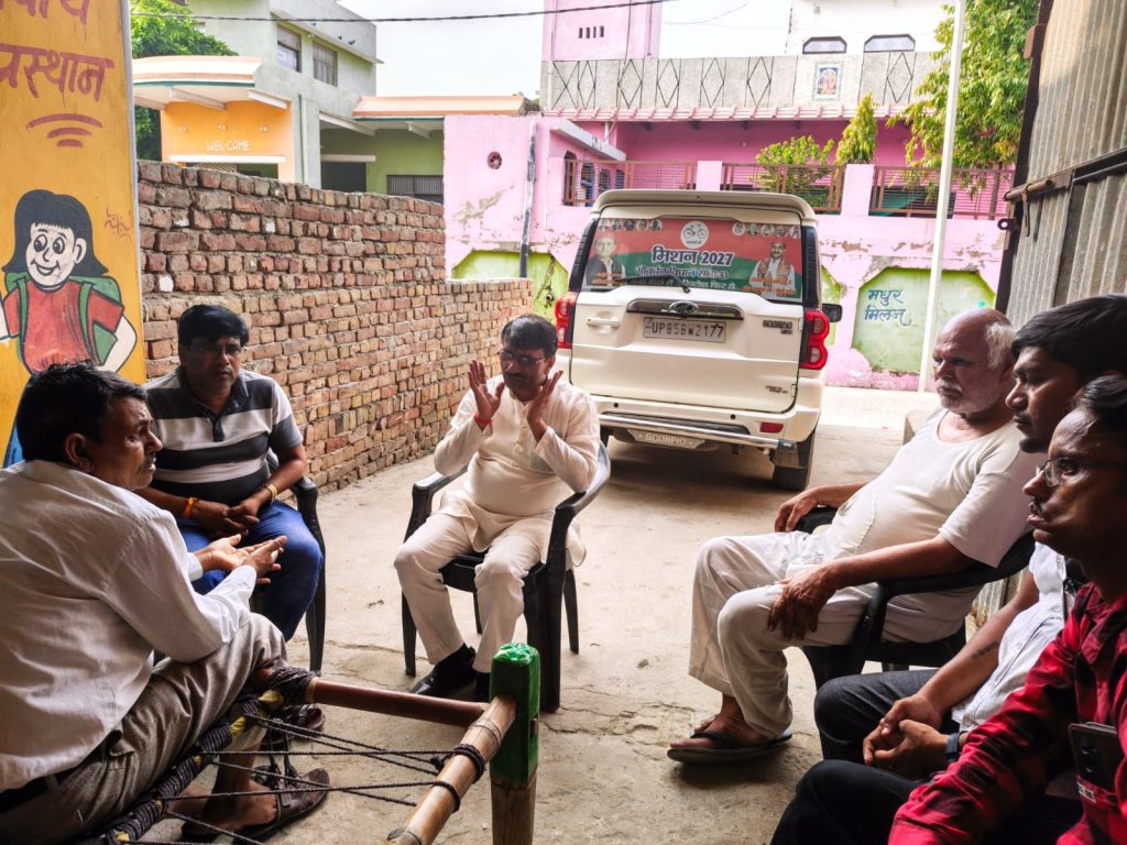 गोवर्धन विधानसभा क्षेत्र में सपा नेता गोल्डी भैया का जनसंपर्क, शोकाकुल परिवारों से मिलकर जताई संवेदना।