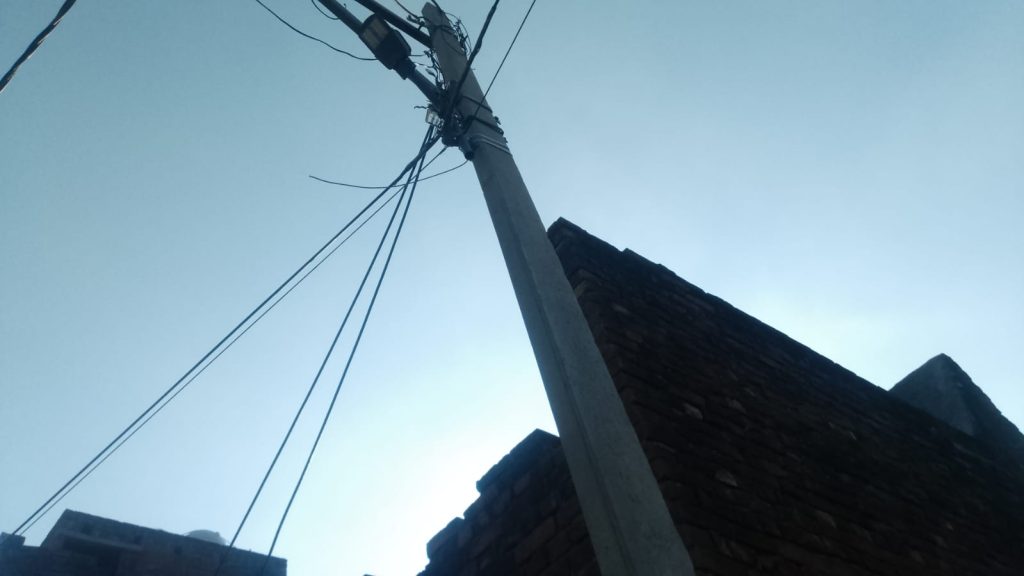 25 दिनों से खराब पड़ी स्ट्रीट लाइट, मोहल्ला चंद्रपुर के लोगों ने नगर पालिका पर लगाया लापरवाही का आरोप।
