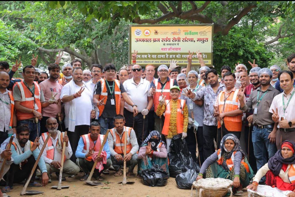 गोवर्धन परिक्रमा मार्ग पर सैकड़ों हाथों ने दिया स्वच्छ ब्रज का संदेश।