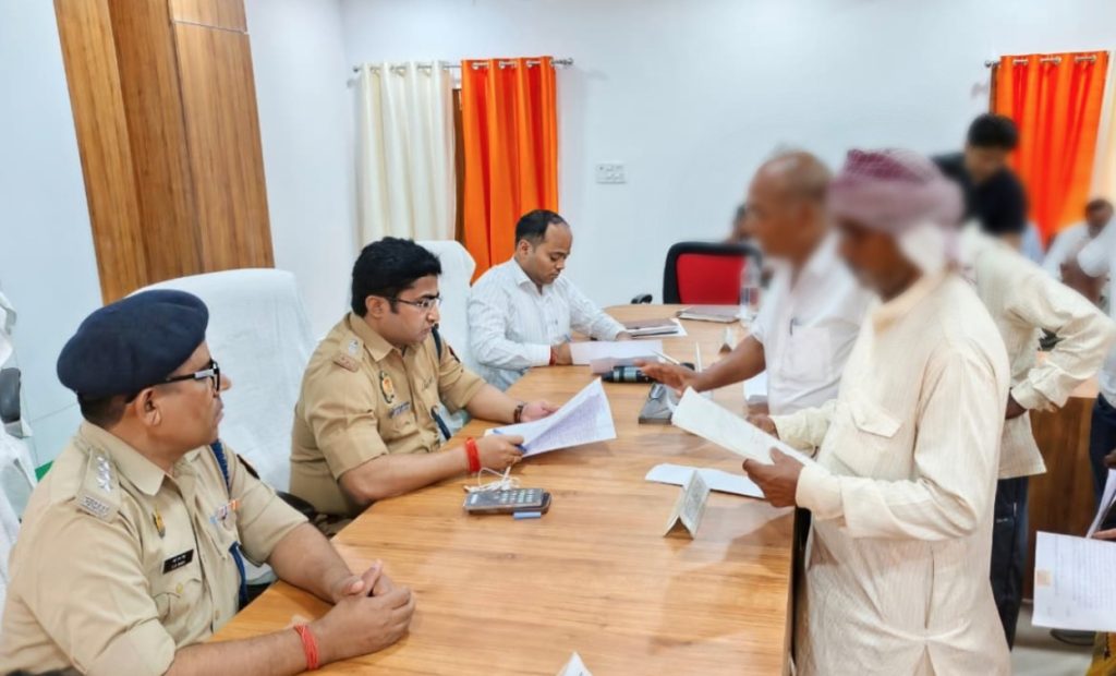 एसपी व एडीएम (न्यायिक) की उपस्थिति में मेंहदावल तहसील में आयोजित हुआ सम्पूर्ण समाधान दिवस।