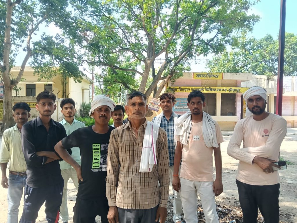 15 दिन से जला 25 केवीए ट्रांसफार्मर, बिजली संकट से जूझ रहे टिकरा के ग्रामीण; पावर हाउस पर किया प्रदर्शन।