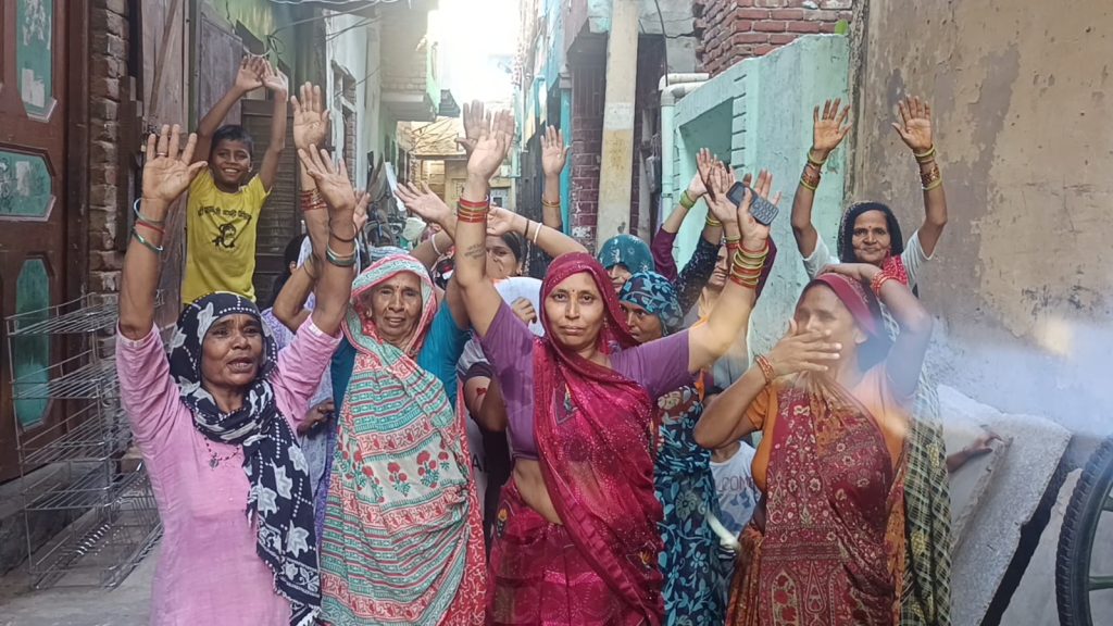 बुनियादी सुविधाओं को लेकर हरदेव गंज कोसीकलां मे महिलाओं का फूटा गुस्सा, नगर पालिका अध्यक्ष व सभासद के खिलाफ किया प्रदर्शन।