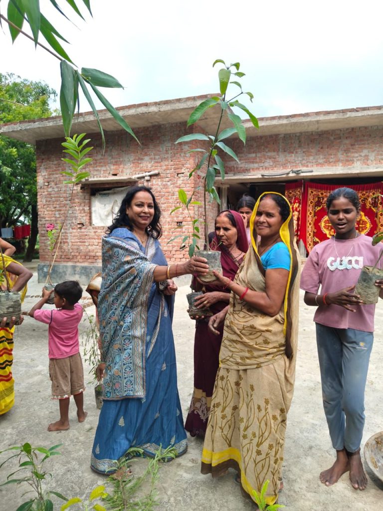 अखिलेश यादव के 53वें जन्मदिन पर गीता भारती ने बांटे और रोपित किए 53 फलदार पौधे और गमछे।