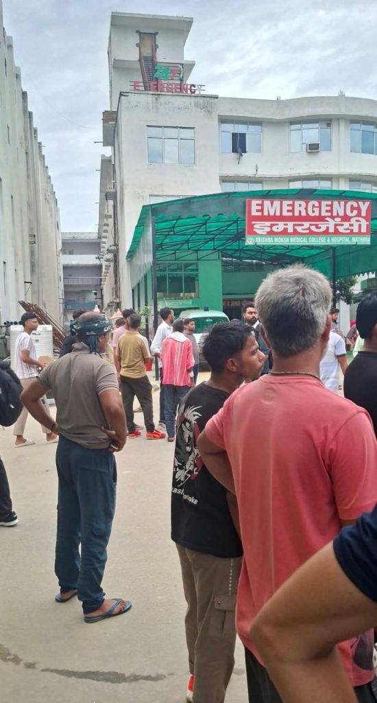 मथुरा में बड़ा सड़क हादसा, नौकरी की तैयारी कर रहे युवाओं को अज्ञात वाहन ने रौंदा; 9 गंभीर घायल।
