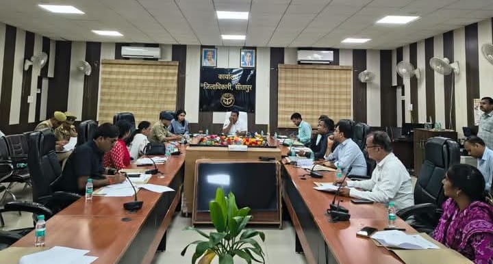 मिशन वात्सल्य की समीक्षा बैठक में डीएम ने लंबित मामलों के शीघ्र निस्तारण के दिए निर्देश।