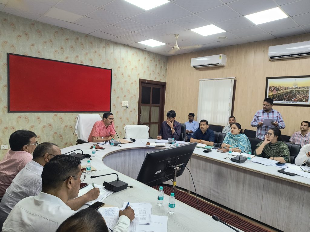 राजस्व वादों के शीघ्र निस्तारण पर डीएम सख्त, पांच वर्ष से अधिक लंबित मामलों को खत्म करने के निर्देश।