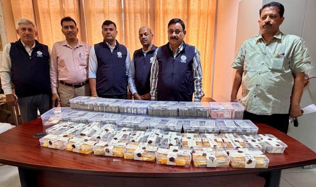 पूर्व एआरटीओ ललित कुमार के घर विजिलेंस का छापा, ₹1.62 करोड़ नकद और करोड़ों के सोना-चांदी बरामद।