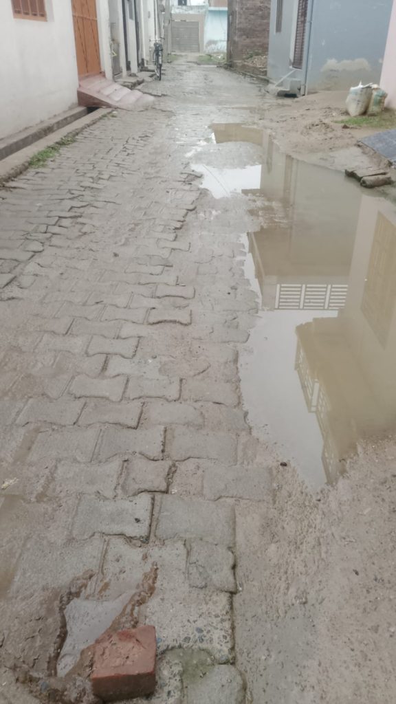हल्की बारिश में डूबी मिश्रिख की चंद्रपुर कॉलोनी, जलभराव से जनजीवन प्रभावित।