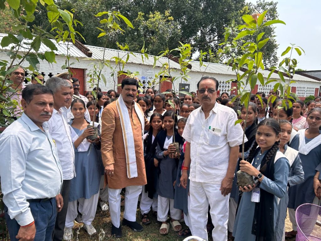मेंहदावल में हरित वसुंधरा वृक्षारोपण महाअभियान शुरू, पौधरोपण कर पर्यावरण संरक्षण का लिया संकल्प।