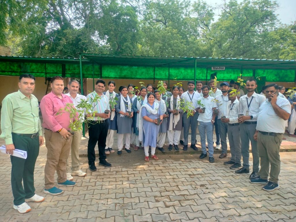 पौधारोपण महायज्ञ में डाइट प्रशिक्षुओं ने किया योगदान।