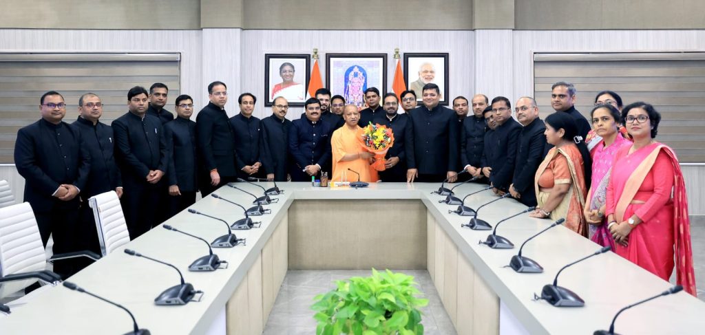 नव-प्रोन्नत आईएएस अधिकारियों ने मुख्यमंत्री योगी आदित्यनाथ से की शिष्टाचार भेंट।