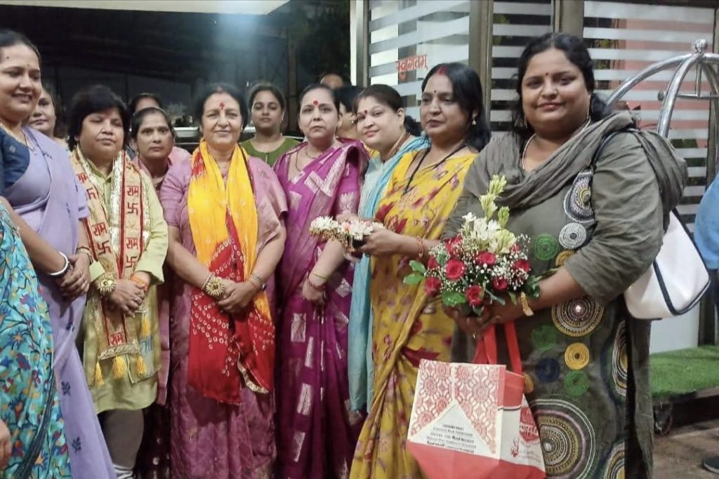 भाजपा महिला मोर्चा की प्रदेश अध्यक्ष सरोज कुशवाहा का मथुरा में भव्य स्वागत, आगामी चुनावों की रणनीति पर हुआ मंथन।