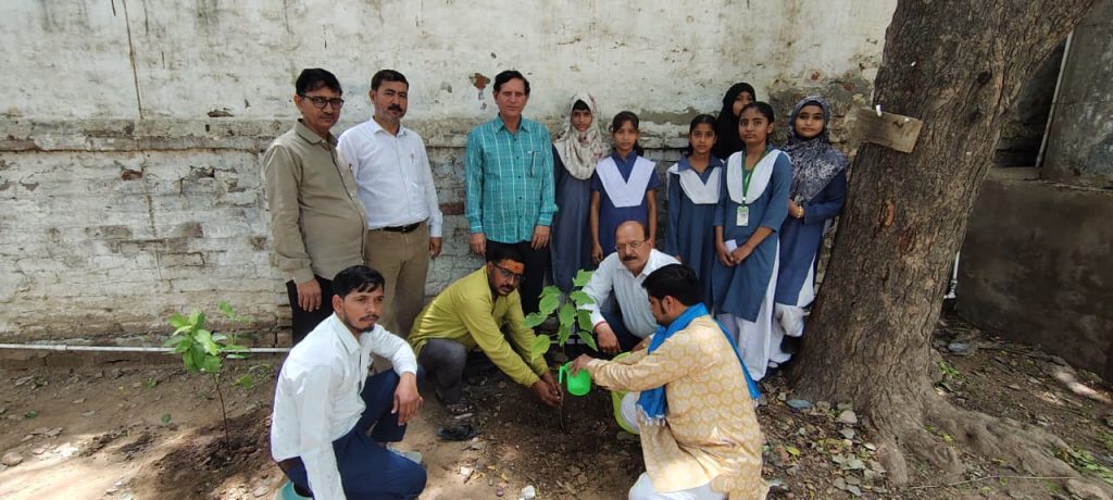 इस्लामिया इंटर कॉलेज में महा वृक्षारोपण अभियान, पर्यावरण संरक्षण का दिया संदेश।