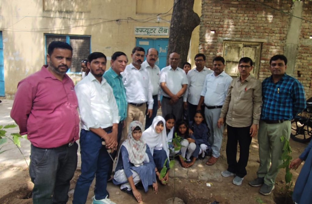 इस्लामिया इंटर कॉलेज में छात्र-छात्राओं ने किया वृक्षारोपण, पर्यावरण संरक्षण का लिया संकल्प।