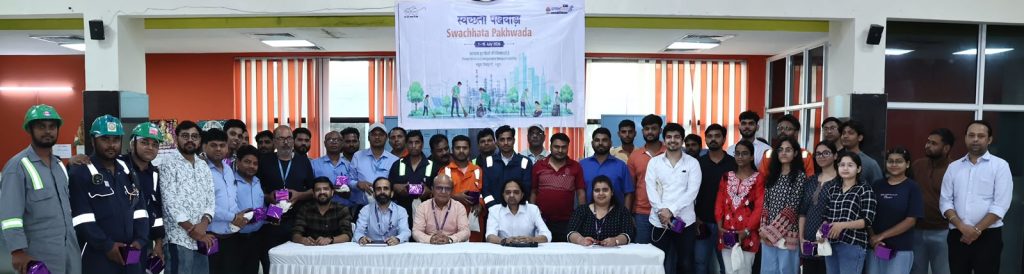 मथुरा रिफाइनरी में स्वच्छता पखवाड़ा के अंतर्गत अनुबंधित श्रमिकों को स्वच्छता एवं स्वस्थ जीवनशैली का संदेश।