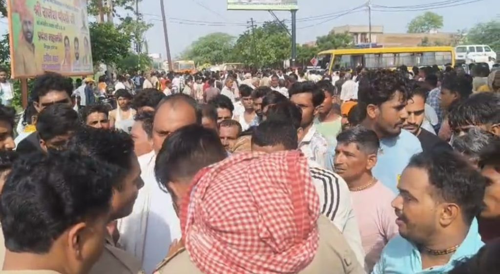 मथुरा: स्कूल बस ने कक्षा दो के छात्र को कुचला, मौत के बाद ग्रामीणों का हंगामा, कॉलेज में तोड़फोड़।