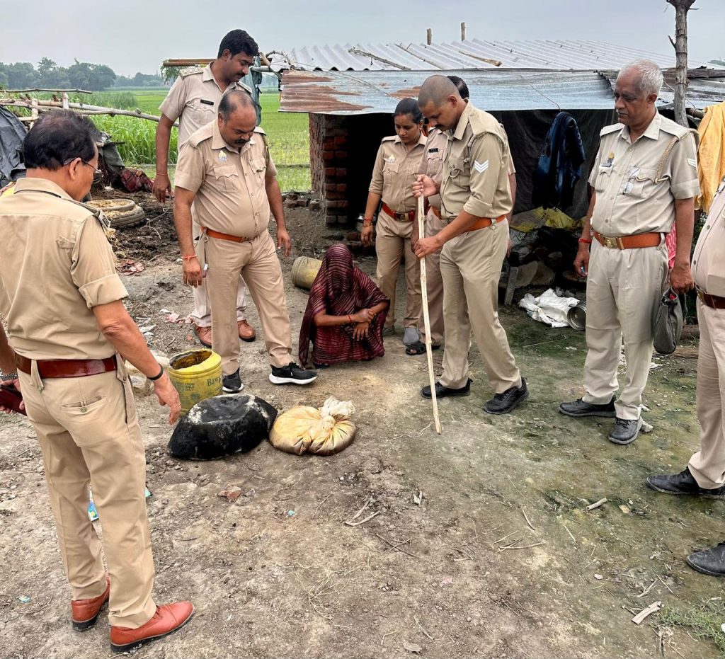 आबकारी विभाग की छापेमारी, 225 किलो महुआ लहन नष्ट; छह लीटर कच्ची शराब बरामद।