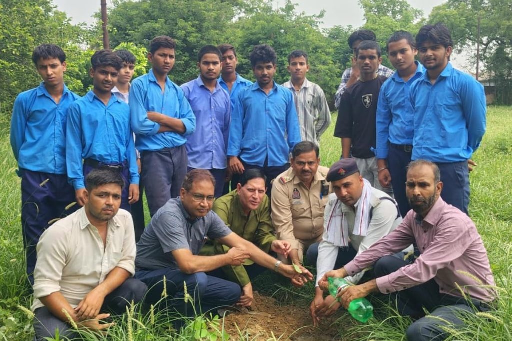 क्लेंसी इंटरमीडिएट कॉलेज में वृक्षारोपण के साथ विद्यार्थियों को पढ़ाया गया यातायात नियमों का पाठ।