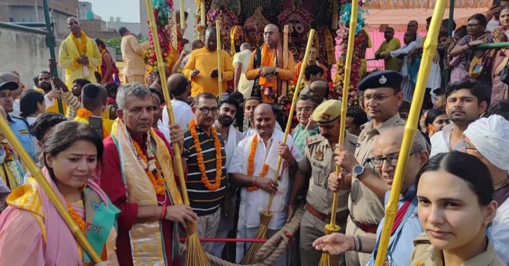 श्रद्धा और उल्लास के साथ निकली भगवान जगन्नाथ की रथयात्रा, पुलिस अधिकारियों ने रथ खींचकर किया शुभारंभ।