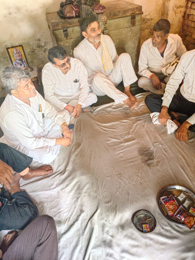 गोवर्धन विधानसभा क्षेत्र में गोल्डी भैया ने शोकाकुल परिवारों से मिलकर व्यक्त की संवेदना।