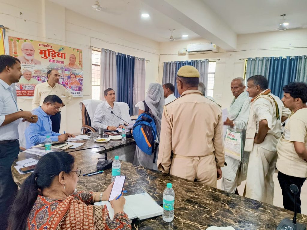 गोवर्धन में आयोजित संपूर्ण समाधान दिवस में डीएम-एसएसपी ने सुनीं जन समस्याएं, अधिकारियों को त्वरित निस्तारण के निर्देश।