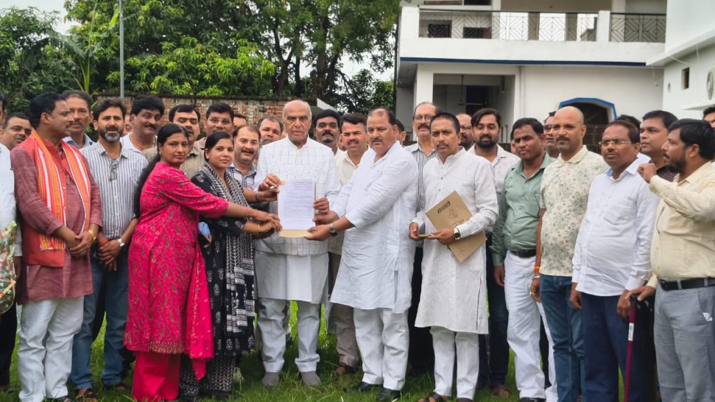 टेट अनिवार्यता के मुद्दे पर टीएफआई ने सांसद को सौंपा मांग पत्र।