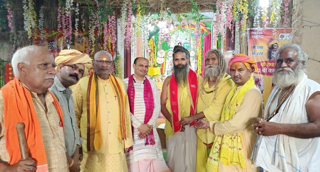 बांके बिहारी मंदिर से चांदी का रथ समेत कीमती सामान गायब होने का दावा, फलाहारी महाराज ने सीएम से की जांच की मांग।