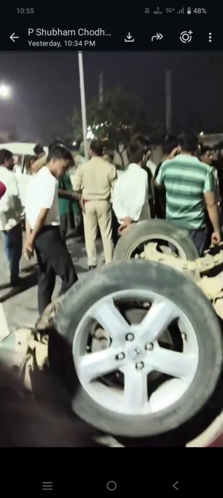 दिल्ली-आगरा हाईवे पर तेज रफ्तार होंडा सिटी का टायर फटा, कार पलटी; सभी यात्री सुरक्षित