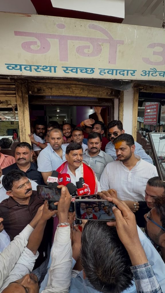 मिर्जापुर में शिवपाल यादव का भाजपा पर हमला, बोले- सपा सरकार बनने पर 300 यूनिट बिजली होगी मुफ्त।