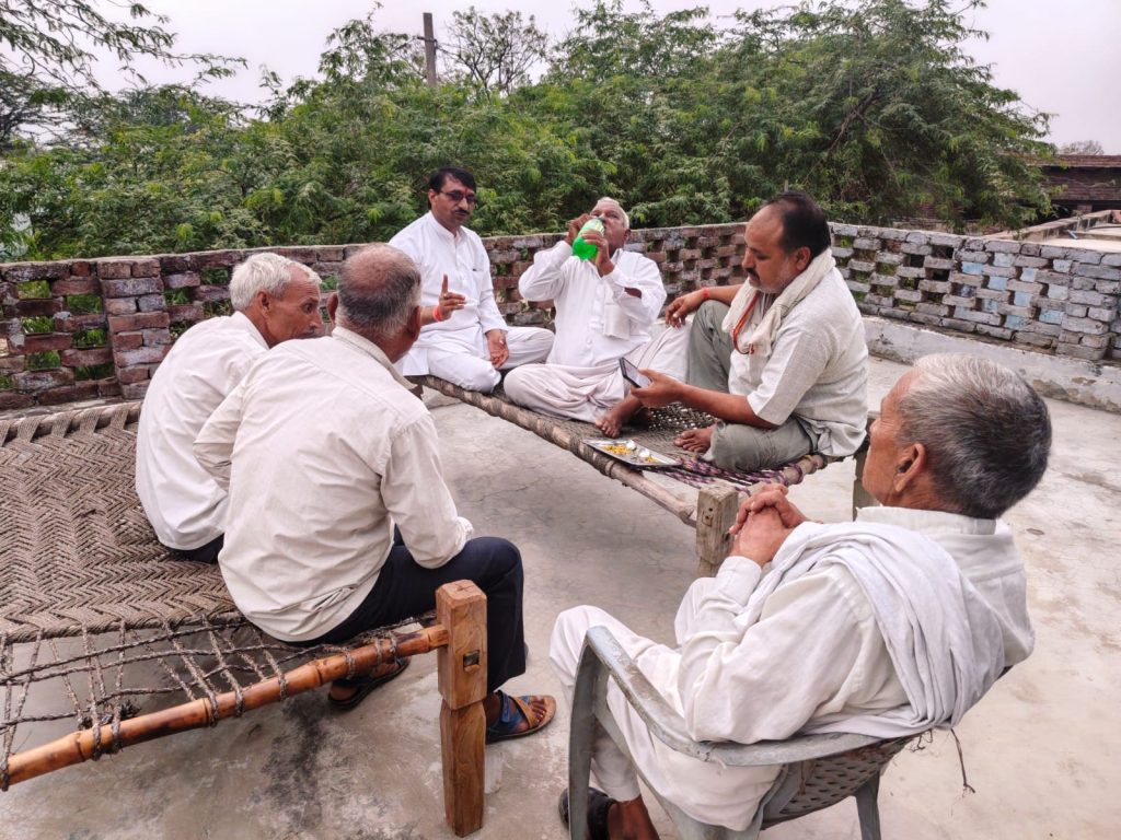 गोवर्धन विधानसभा क्षेत्र में समाजवादी पार्टी का जनसंपर्क अभियान जारी, शोकाकुल परिवारों से मिलकर जताई संवेदना।