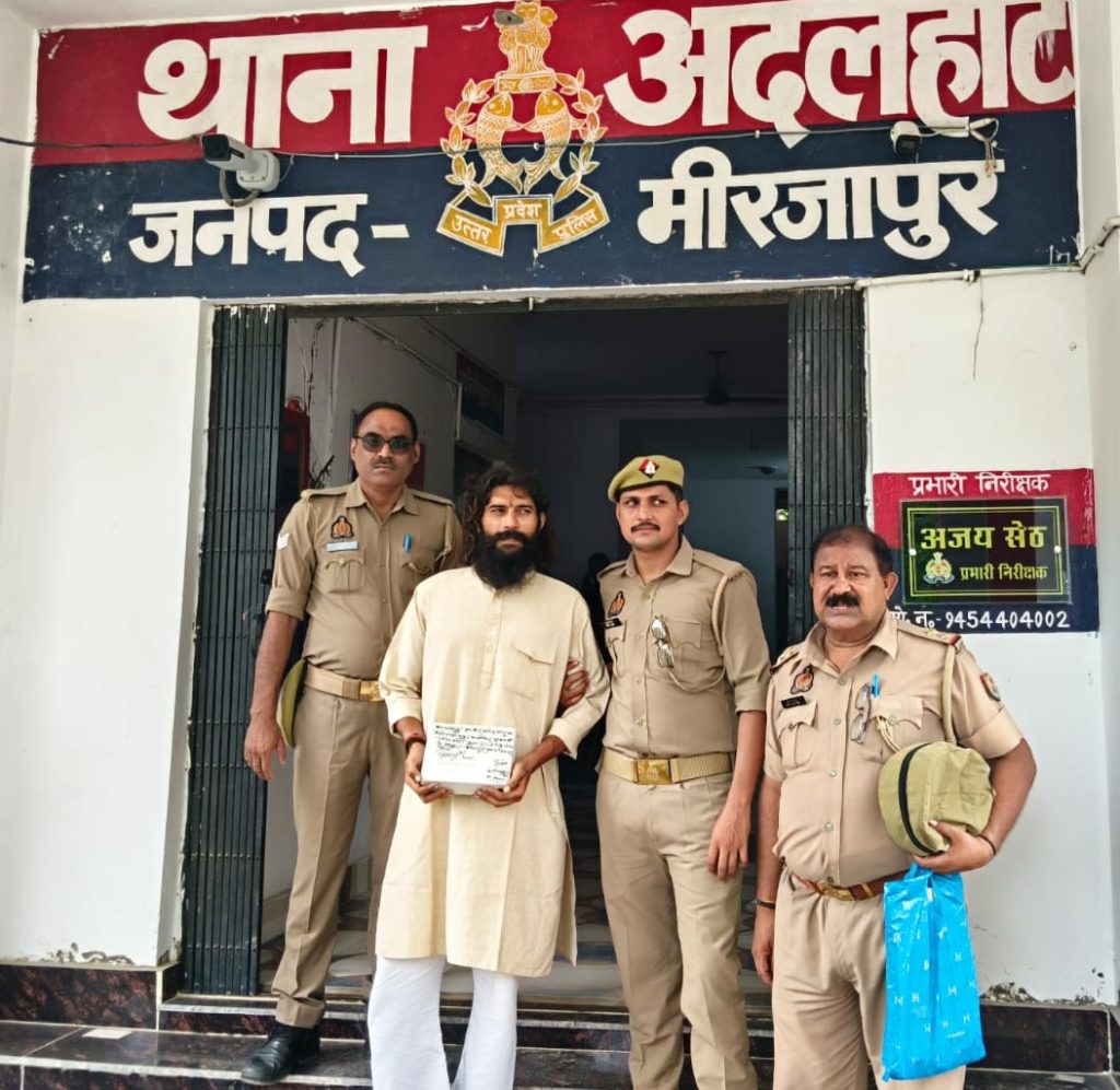 हनुमान मंदिर से चांदी का मुकुट चोरी करने का आरोपी गिरफ्तार, मुकुट बरामद।