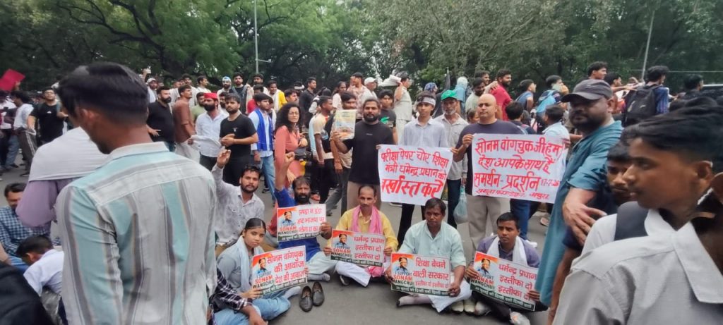 पुलिस को चकमा देकर रमेश सैनी के नेतृत्व में समता फाउंडेशन के कार्यकर्ता आंदोलन में जंतर मंतर पहुंचे।