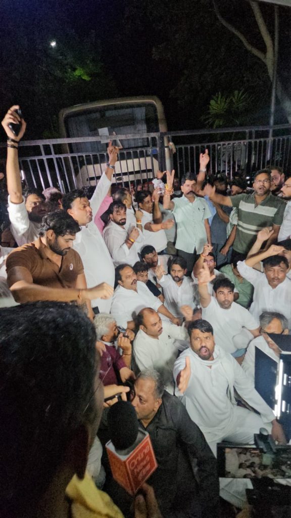 छात्रों पर लाठीचार्ज के विरोध में कांग्रेस का संसद से प्रधानमंत्री आवास तक मार्च, मथुरा के कार्यकर्ताओं ने दी गिरफ्तारी।