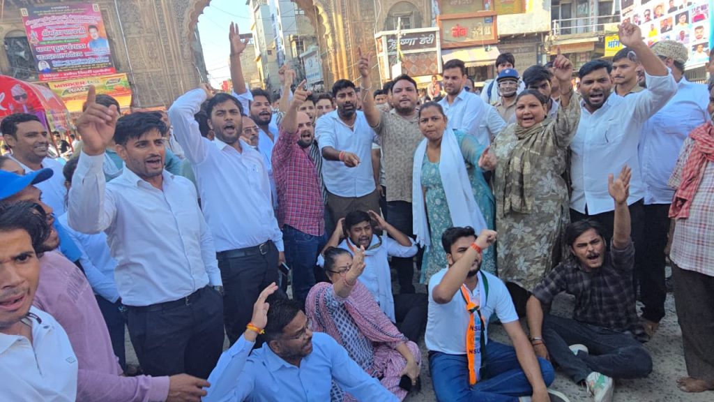 शिक्षा मंत्री के इस्तीफे की मांग को लेकर एनएसयूआई का प्रदर्शन, पुतला दहन के दौरान पुलिस से नोकझोंक।