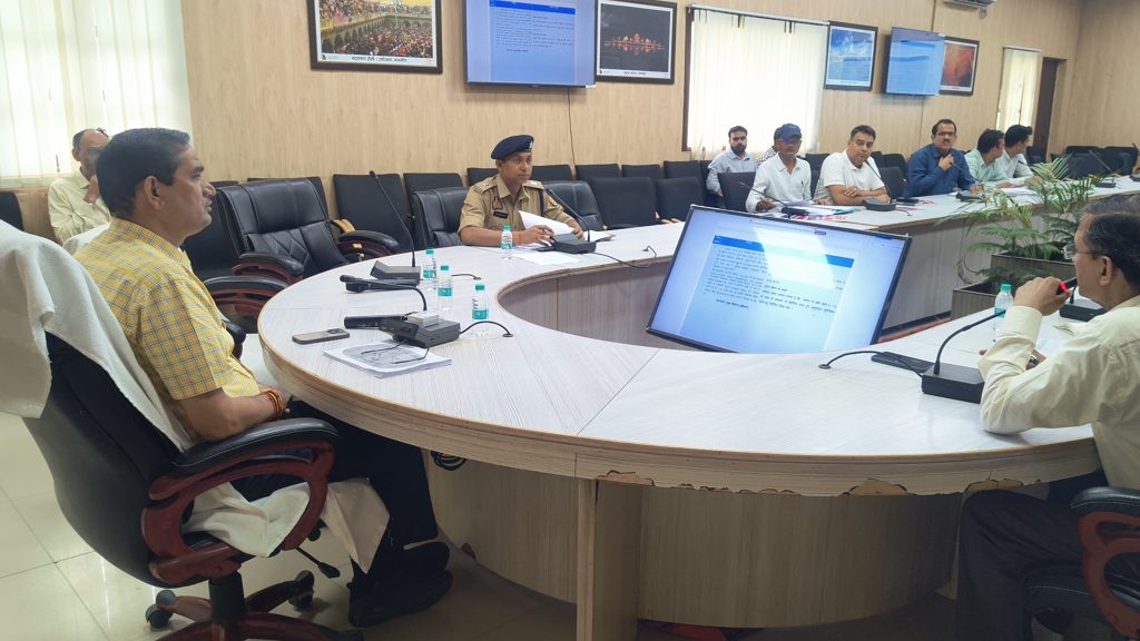 जिलाधिकारी की अध्यक्षता में जिला सड़क सुरक्षा समिति की बैठक हुई संपन्न।