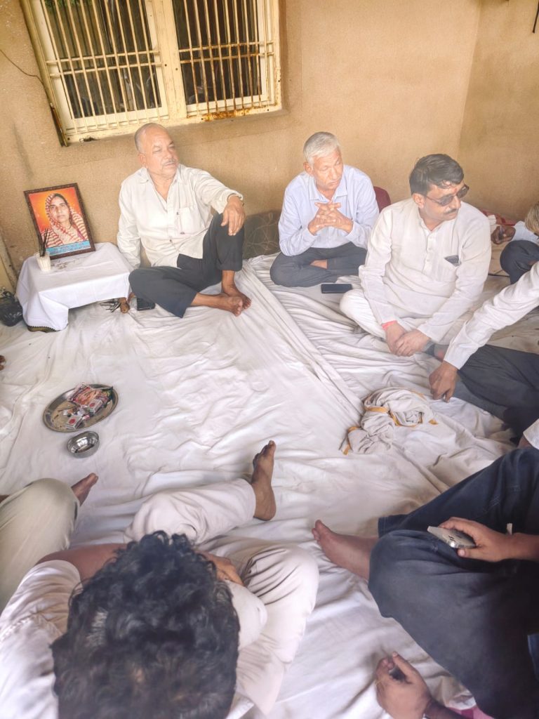 गोवर्धन विधानसभा क्षेत्र में समाजवादी पार्टी के वरिष्ठ नेता महेश चन्द्र शर्मा ‘गोल्डी भैया’ ने शोकाकुल परिवारों से की मुलाकात।