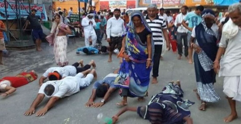 गोवर्धन परिक्रमा की कठिन साधना, हर कदम पर 1161 बार दंडवत; प्रतिदिन चार कदम की है यात्रा।
