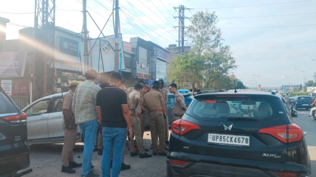 मथुरा में दिल्ली हाईवे पर दिनदहाड़े 85 लाख की सोने की धातु लूट, पुलिस ने दो को हिरासत में लिया।