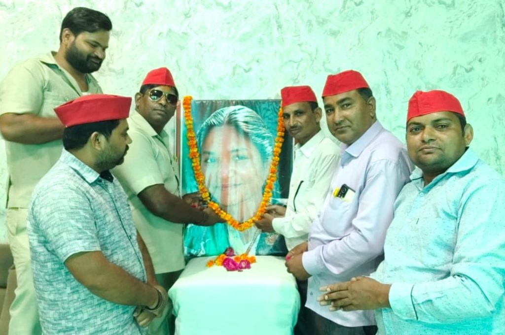 सपा ने फूलन देवी की पुण्यतिथि पर दी श्रद्धांजलि, सामाजिक न्याय के संघर्ष को किया याद।